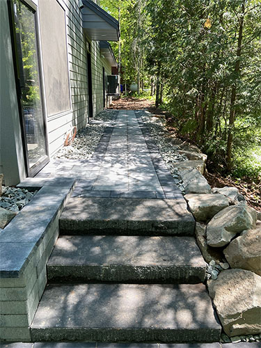 Landscaped paver pathway